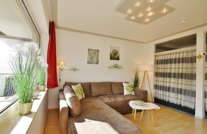 Große Couch mit Ottomane - Appartement Gänseblümchen***