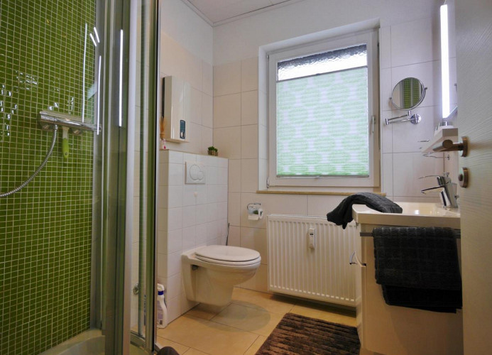 Fewo Nelly am Kurpark - modernes Duschbad mit fenster