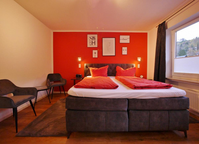 Upland Apartments/Fewo Zeitgeist - Schlafzimmer-1 mit Boxspringbett