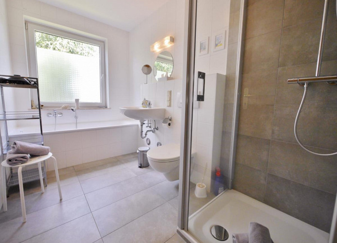 Fewo E*** - großes Bad mit Dusche & Badewanne