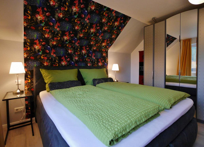 Fewo M am Kurpark - Schlafzimmer-Chic mit großem Kleiderschrank 