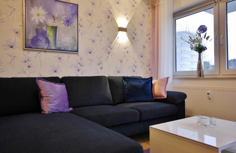 Fewo M am Kurpark - Wohnzimmer mit Kurparkblick