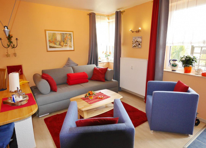 Fewo B*** - Wohnbereich mit Schlafcouch (180x200)