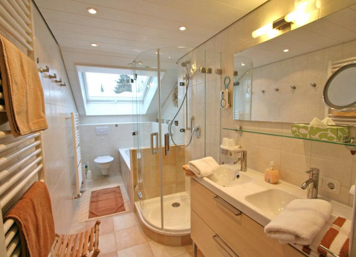 Komfort-Bad mit Doppelwaschtisch, 2 Handtuchwärmer, Dusche und Wanne (zus. Gäste WC)