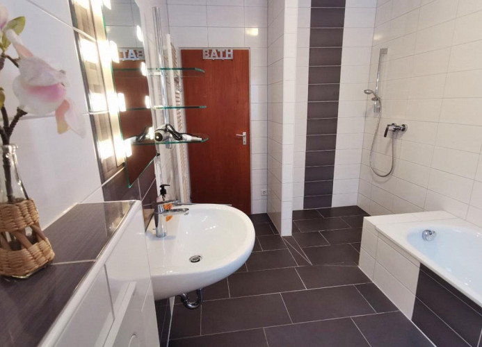 Q12 - Fewo Berg*** - Modernes Bad mit Dusche & Wanne