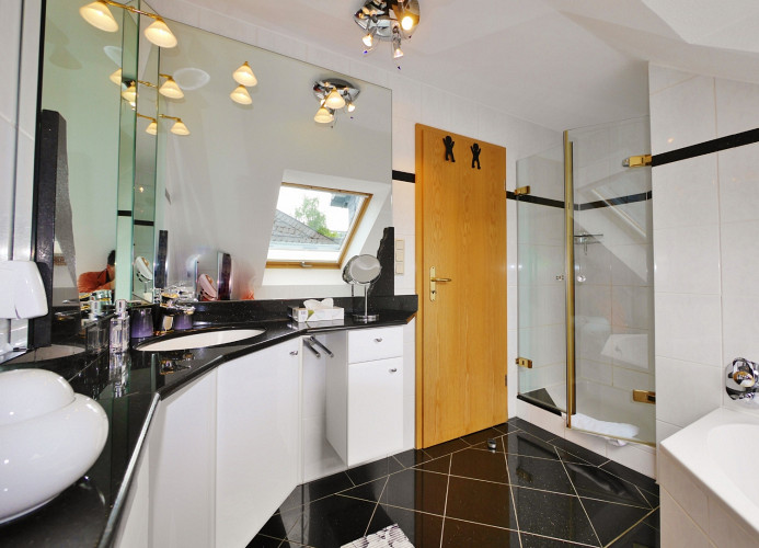 Fewo G**** - Komfortbad mit Dusche und Eckwanne