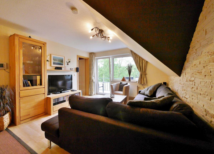 Fewo A am Kurpark - Wohnzimmer mit Naturholzmöbeln