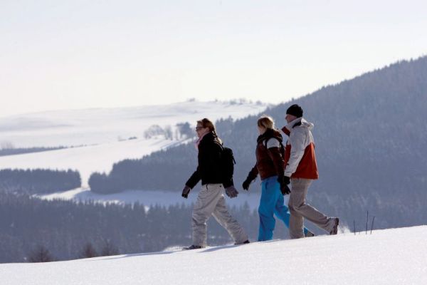 Winterwanderer vor Winterkulisse in Willingen