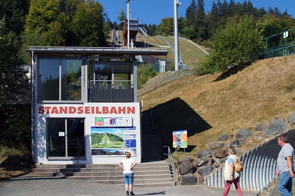 STANDSEILBAHN AN DER MÜHLENKOPFSCHANZE