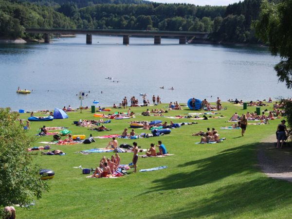 BADESTELLEN & STRANDBÄDER AM BIGGESEE
