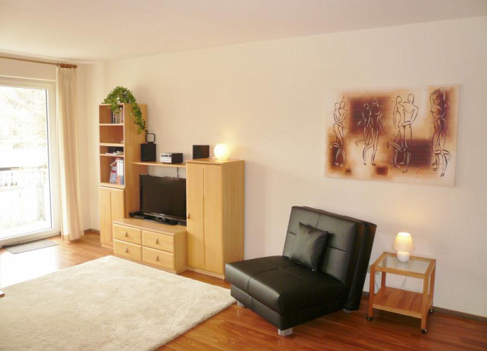 Fewo E*** - Wohnzimmer mit TV/DVD/Hifi und Schlafsessel