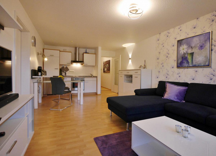 Fewo M am Kurpark - Wohnbereich mit offener Küche