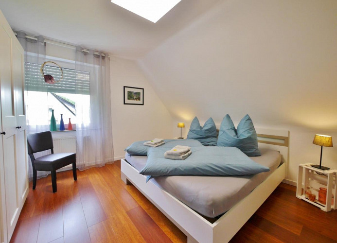 Schlafzimmmer 4 im OG mit Doppelbett und TV