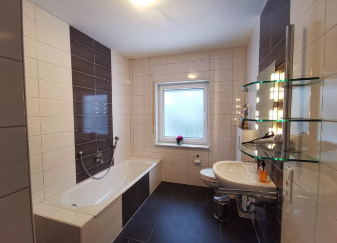 Q12 - Fewo Berg*** - Modernes Bad mit Dusche & Wanne