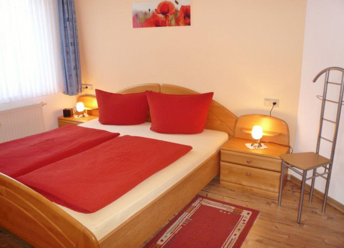 Fewo D*** - Schlafzimmer (Babybett auf Anfrage) 