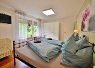 Schlafzimmmer 3 im OG mit Babybett und TV