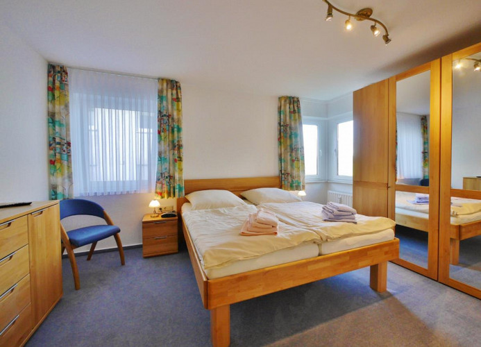 Schlafzimmer 1 mit Doppelbett (180x200)  - Fewo Traumblick am Sonnenlift****