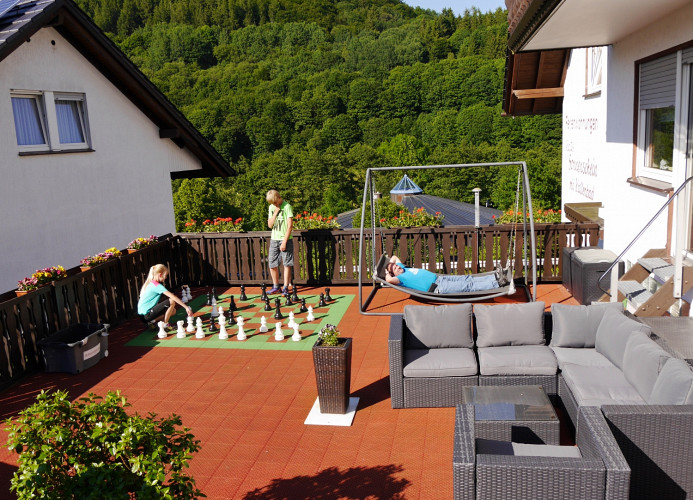 Apartments Sonnenschein**** - Terrasse mit Schachspiel