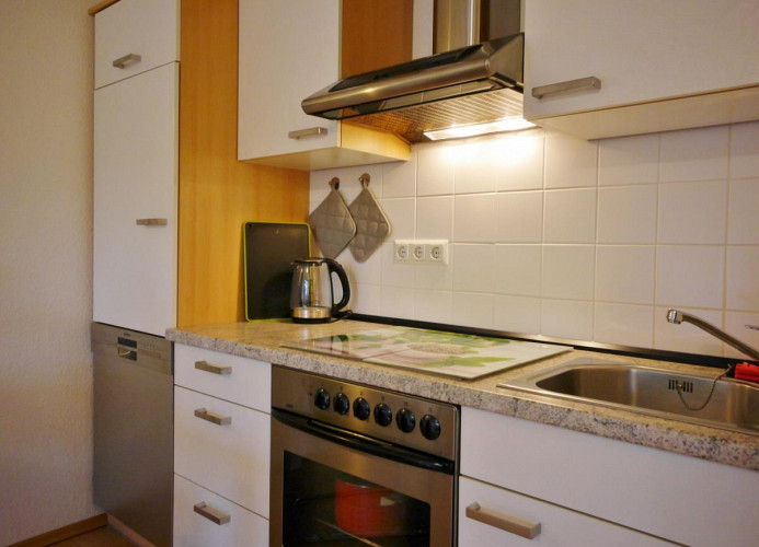 Fewo M am Kurpark - Küche mit Geschirrspüler und sehr guter Ausstattung