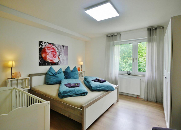 Schlafzimmer 1 im EG mit Babybett