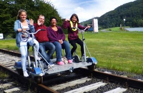 Daumen hoch von Familie für tolle Urlaubstipps Willingen Sauerland