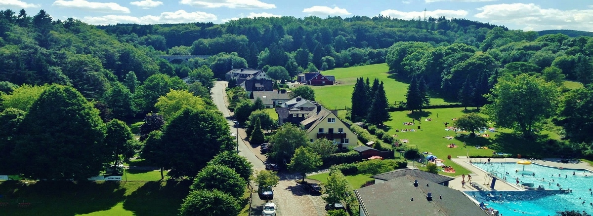 Usseln - Sportstaße mit Freibad